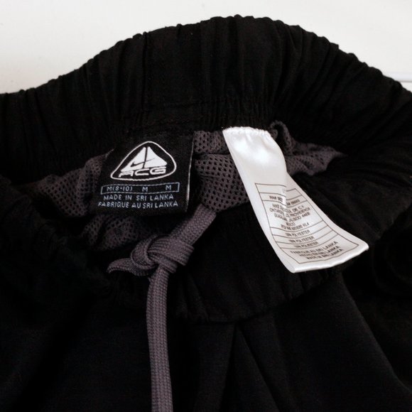 Vintage 90s Nike ACG Swoosh Black Womens Shorts M - Picture 9 of 9